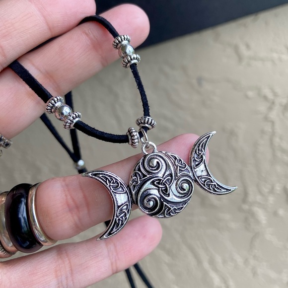 Triple moon celtic knot design choker necklace - Picture 4 of 13